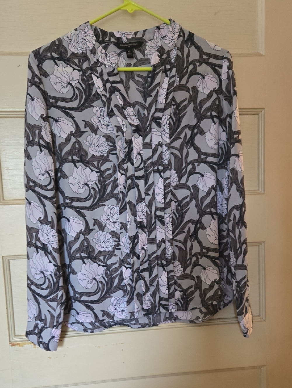 Banana Republic Lavender And Grey Floral V-Neck Blouse Xs